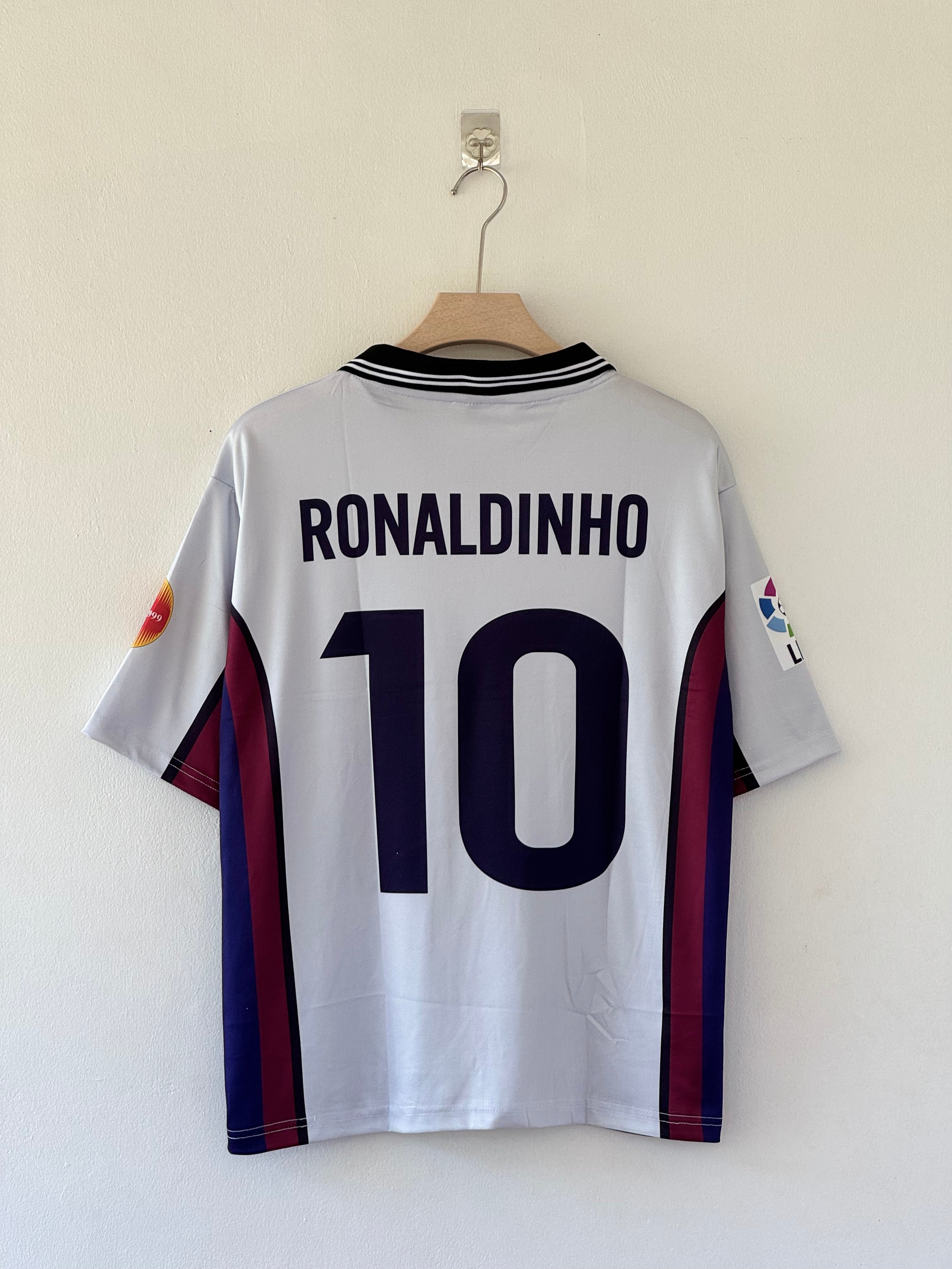 Retro Rarity Meets Brazilian Flair – Barcelona 1999–00 Away Kit (Ronaldinho Five-Sleeve Edition)