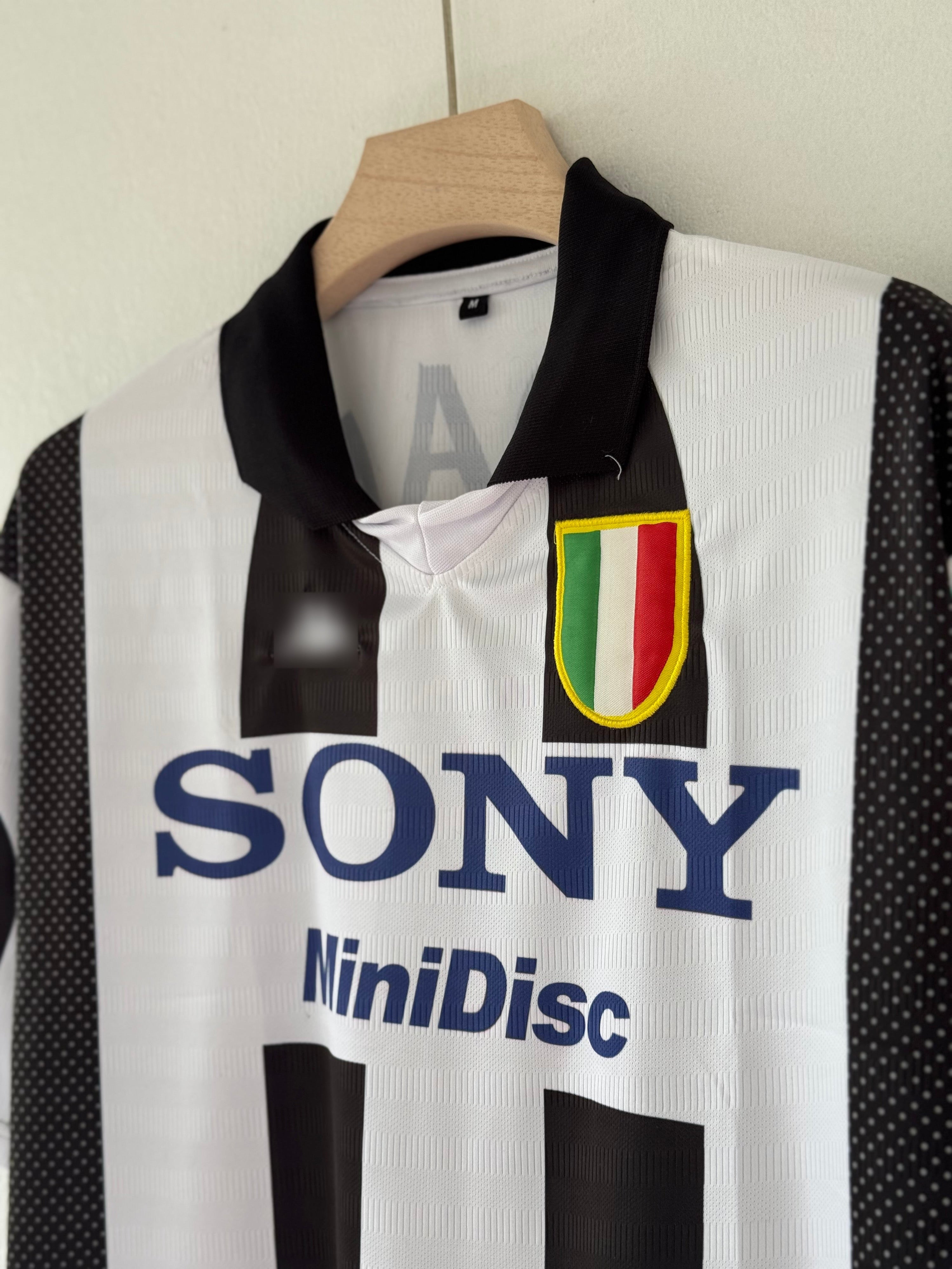 Elegance. Vision. Greatness. – Juventus 1997/98 Zidane (Five-Sleeve Edition)