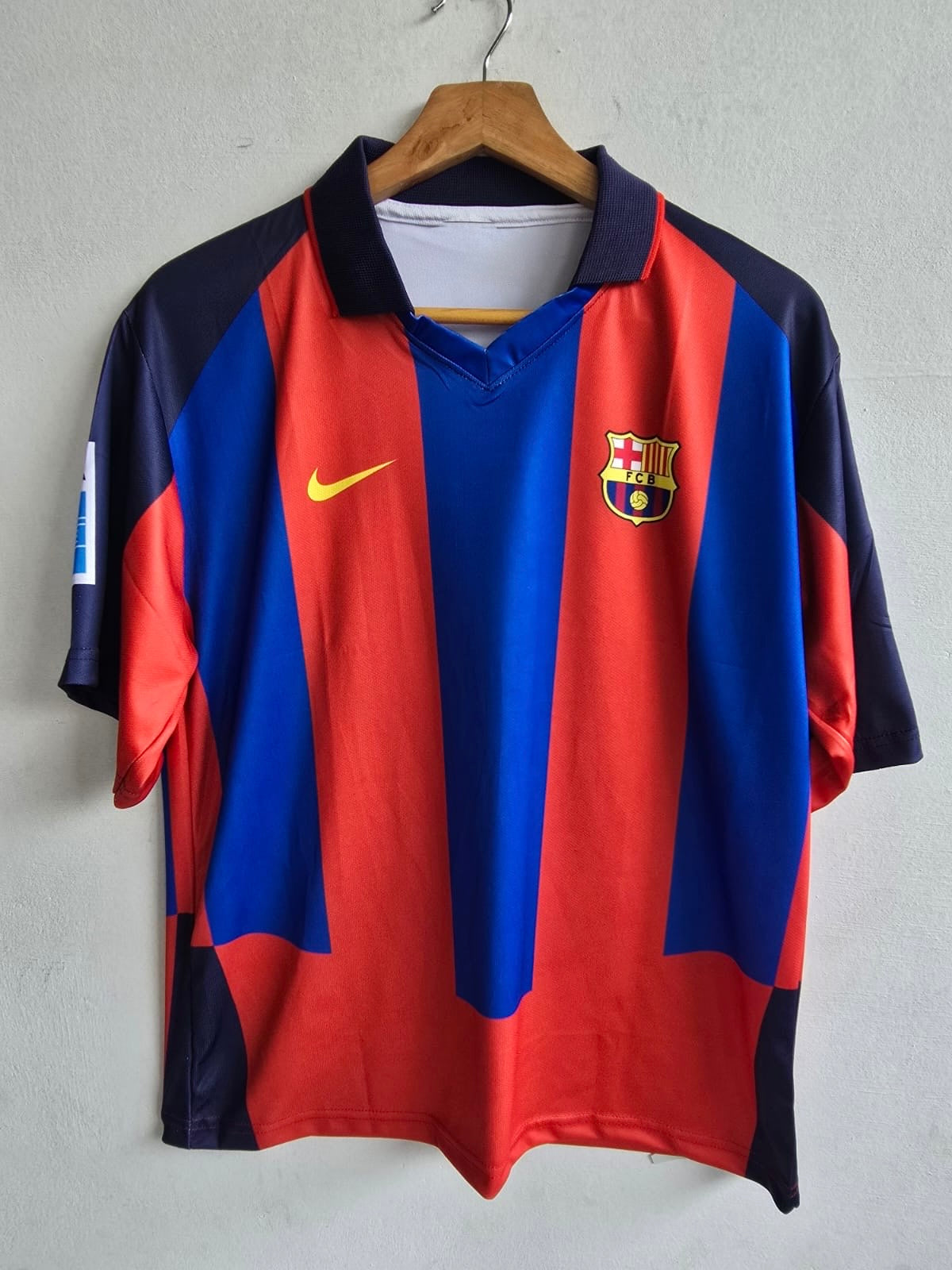 2003-04 Barcelona Home Jersey - Ronaldinho Five sleeve edition