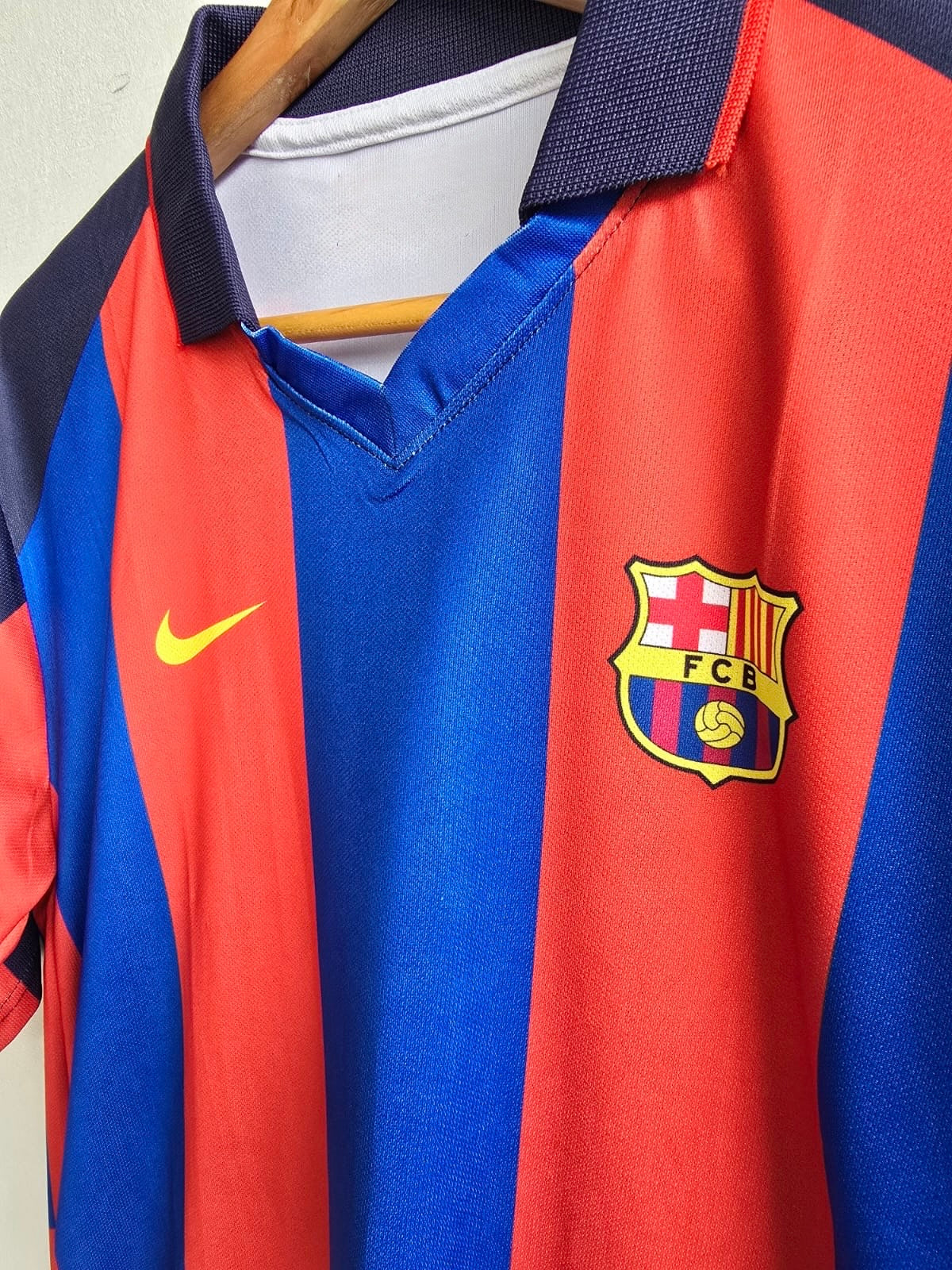 2003-04 Barcelona Home Jersey - Ronaldinho Five sleeve edition