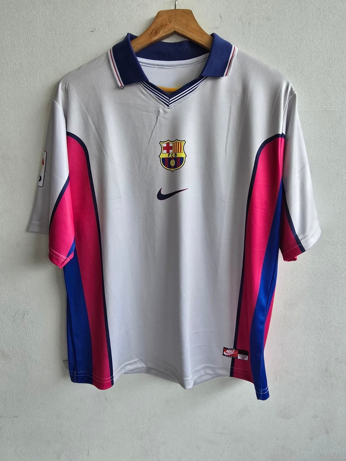 Retro Rarity Meets Brazilian Flair – Barcelona 1999–00 Away Kit (Ronaldinho Five-Sleeve Edition)