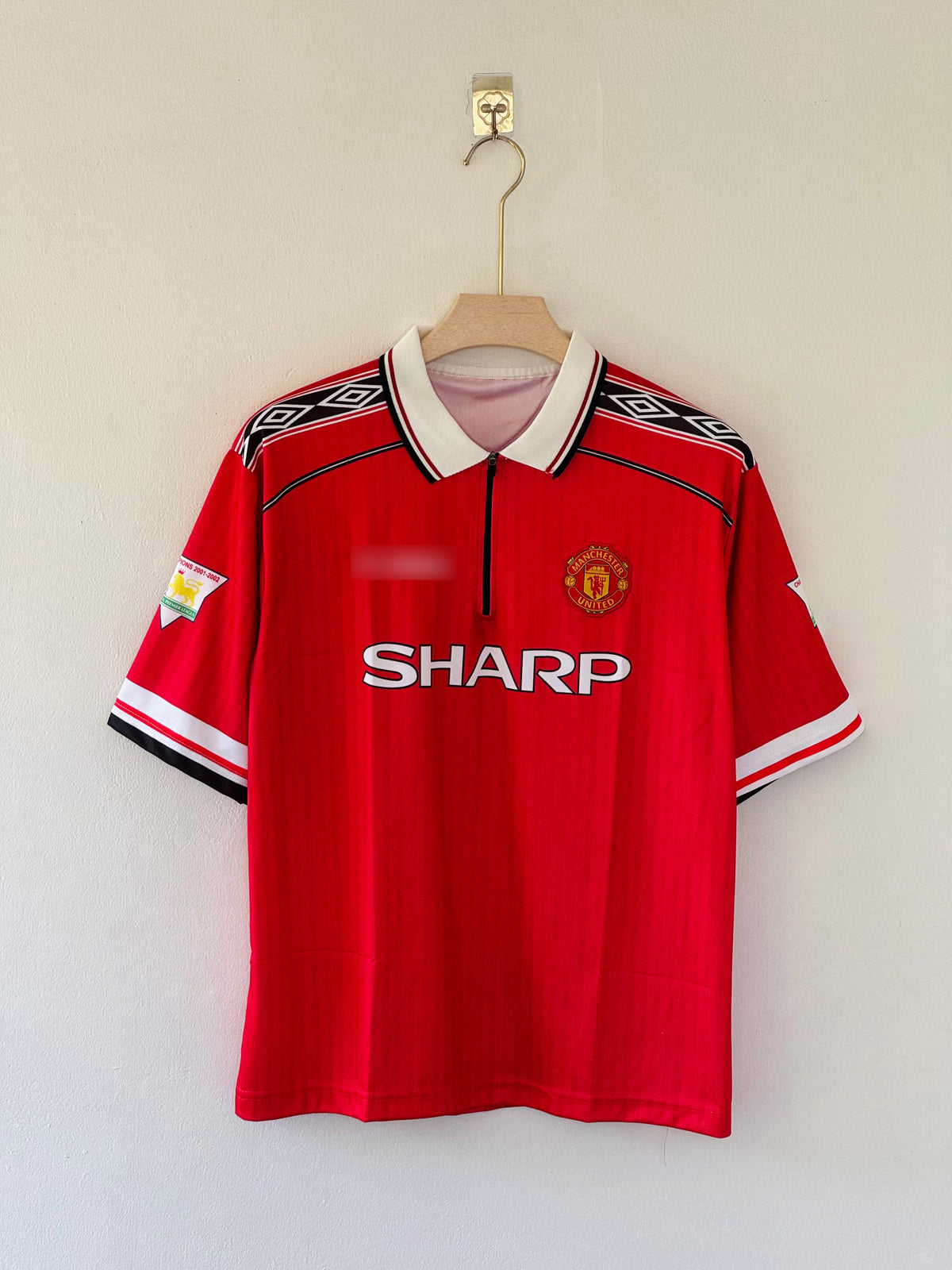 Treble Triumph Reimagined – Beckham’s 1998/99 Manchester United Five Sleeve Retro Jersey