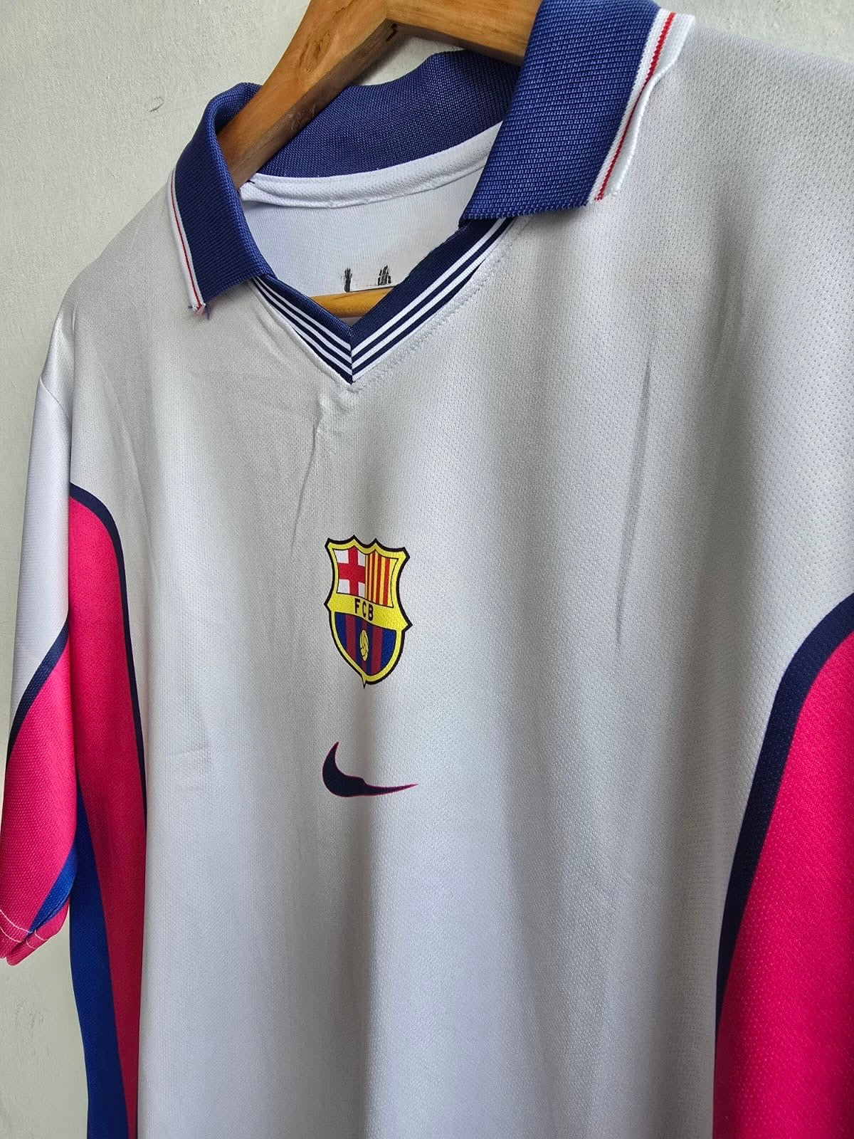 Retro Rarity Meets Brazilian Flair – Barcelona 1999–00 Away Kit (Ronaldinho Five-Sleeve Edition)
