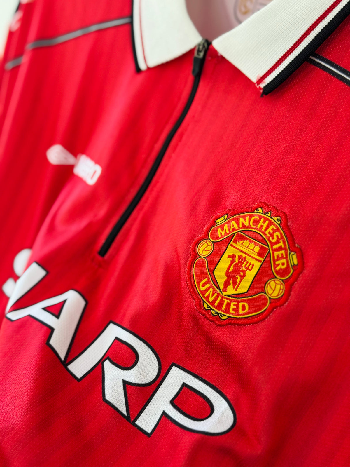 Treble Triumph Reimagined – Beckham’s 1998/99 Manchester United Five Sleeve Retro Jersey