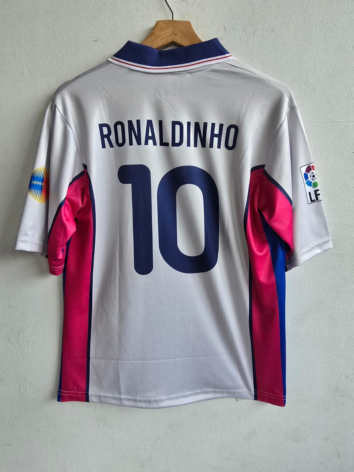 Retro Rarity Meets Brazilian Flair – Barcelona 1999–00 Away Kit (Ronaldinho Five-Sleeve Edition)