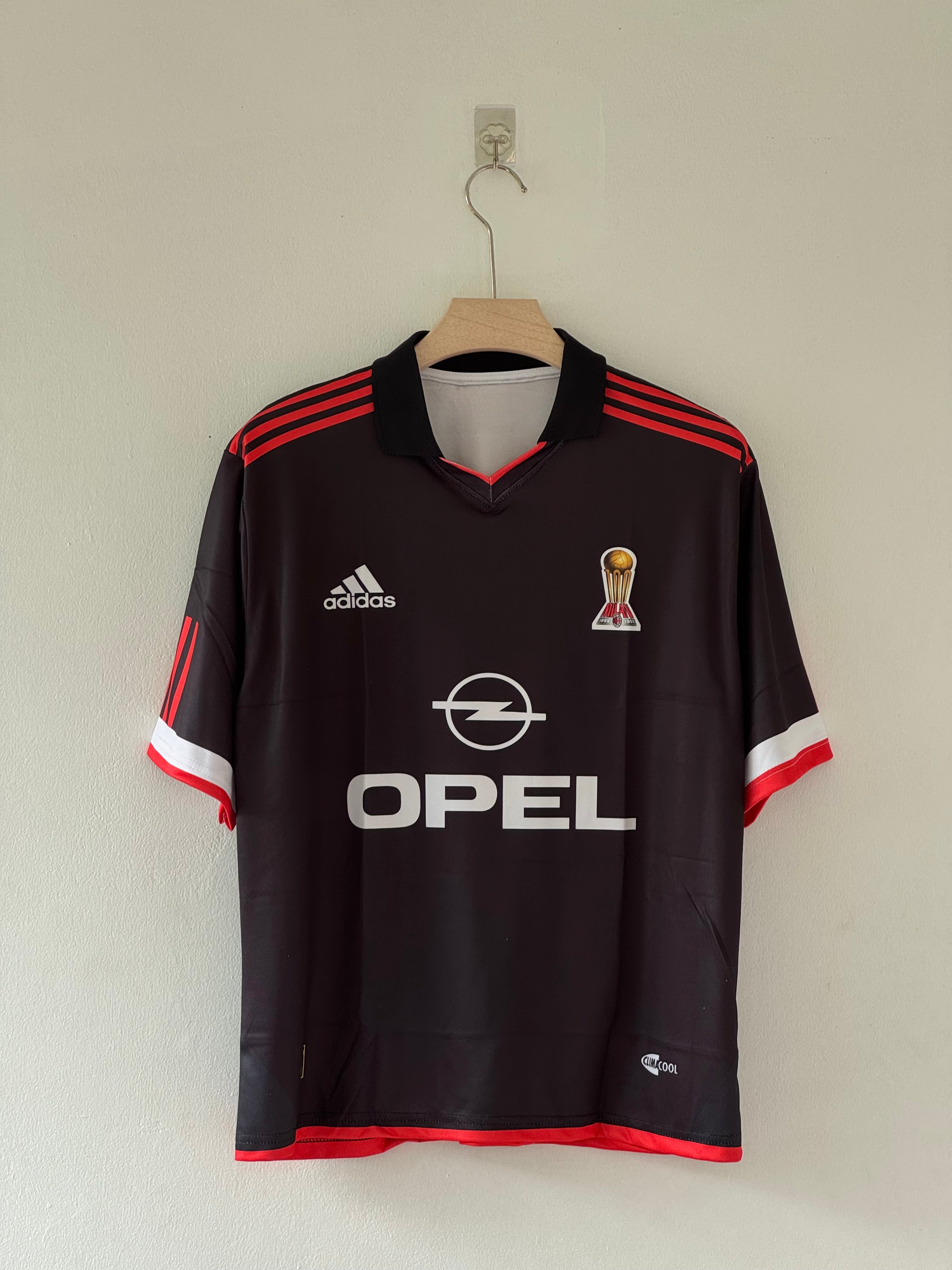 Retro Power. Rossoneri Pride. – AC Milan 1999/2000 Five-Sleeve Edition