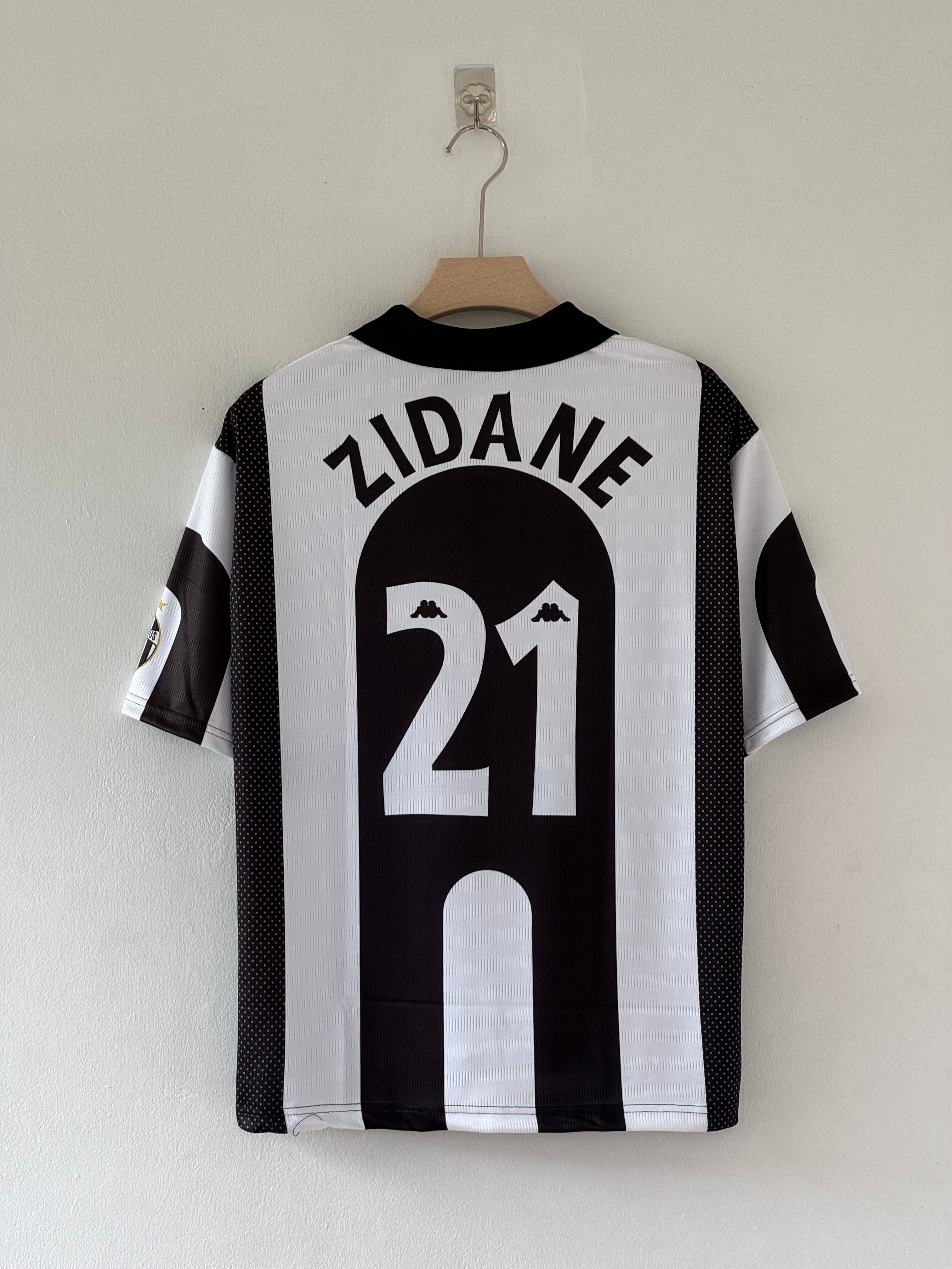 Elegance. Vision. Greatness. – Juventus 1997/98 Zidane Five-Sleeve Edition