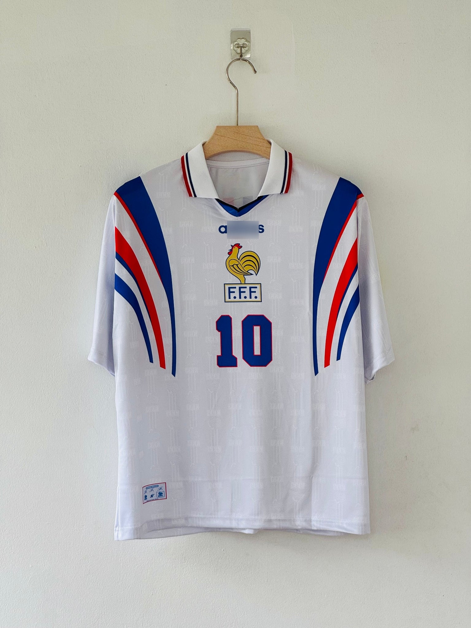 Celebrate Zidane’s Brilliance with the 1996-97 France Away Jersey Five sleeve polo